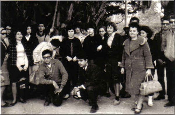 Canan And - Bu fotograflardan birincisi 1966 yili Nisan ayinda Izmir Fuarinda cekildi. Alman Lisesi`nin 9. ve 10. sinif ögrencileri Tarih ögretmenlerimiz Cahide Atakul ve Güzin Akyalcin rehberliginde otobüsle Canakkale, Truva`dan basliyarak Bergama, Izmir üzerinden tarihi yerleri gezerek Kusadasi`na kadar gittik. Hem kültür ve bilgimiz artarak hem de yolculuk sirasinda yasadigimiz  unutulmaz eglenceli anilarla döndük