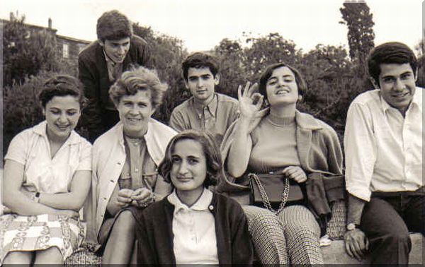 Canan And - Ikinci resim 27. Mayis 1967 tarihinde bir sinif gezisi sirasinda Bykada Degirmen plajinda cekildi. Ne yazik ki bu son gezimiz oldu. Daha sonra okul gezisi dzenlenmemesinin nedeni saniyorum, baska sinifta bir gezi sirasinda bir grencinin kaza gecirmesiydi. Oysa byle birlikte yasanilan gzel gnler mr boyu unutulmuyor ve katilanlari birbirine daha cok bagliyor.