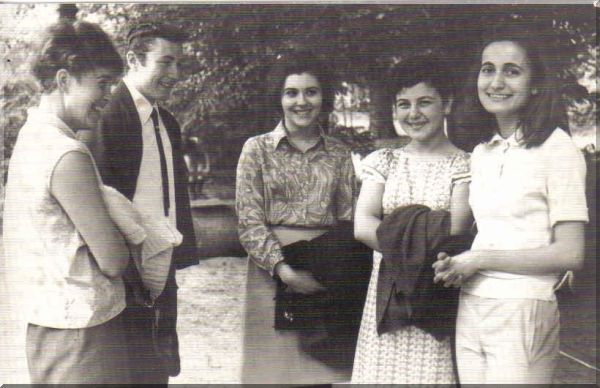 Canan And - Okulumuzun kurulusunun 100. yilinda 18 Mayis 1968 tarihinde Tarabya`da Sportfest`te Almanca hocamiz Frau Weisgrber le cekilmis bir resim